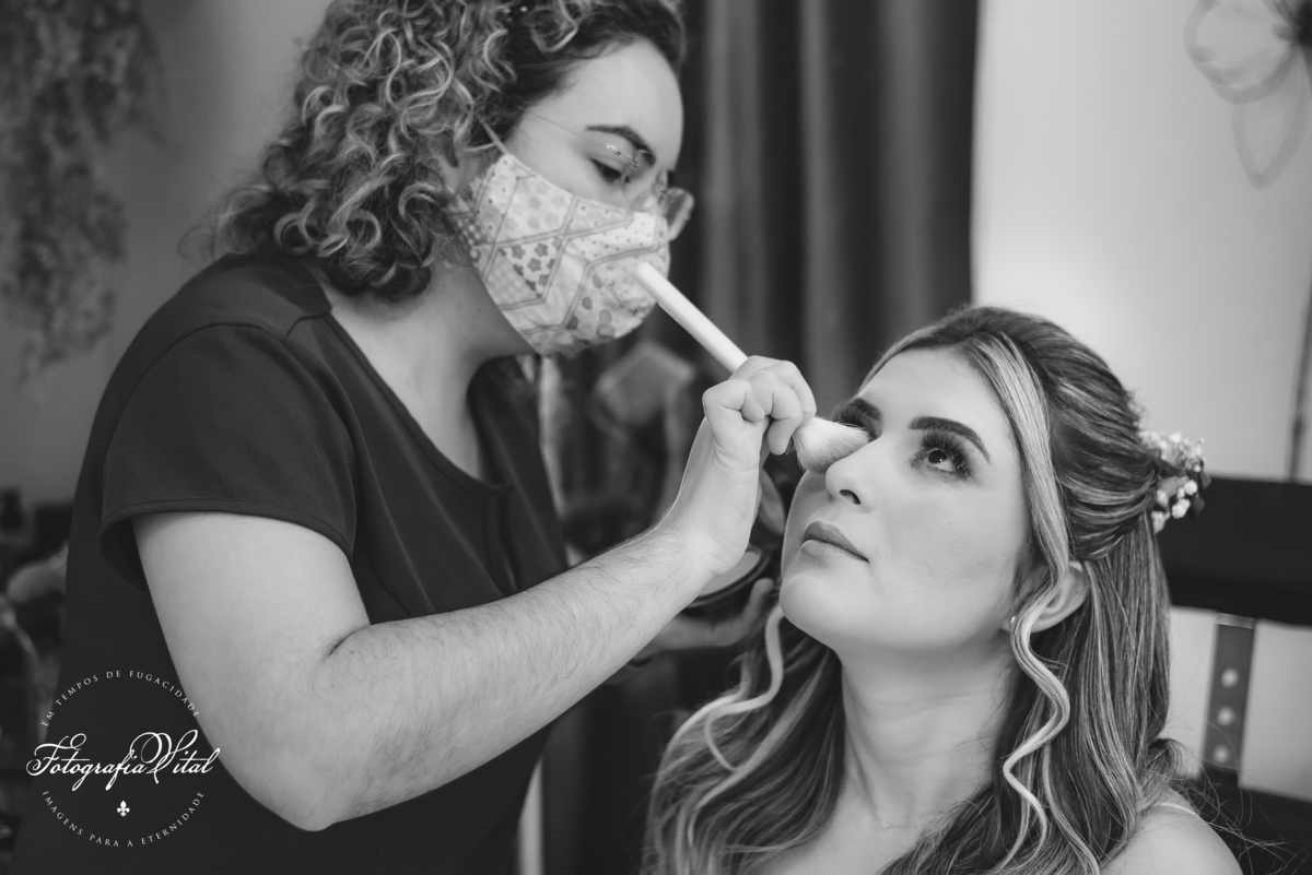 casamento_microwedding_shuibrasil_pureza_riograndedonorte_campo_arlivre_álbum_de_casamento _Álbum fora da box. Na capa vemos uma foto do casal na saída do casamento. Eles sorriem entre as pétalas de rosas jogadas pelos convidados.