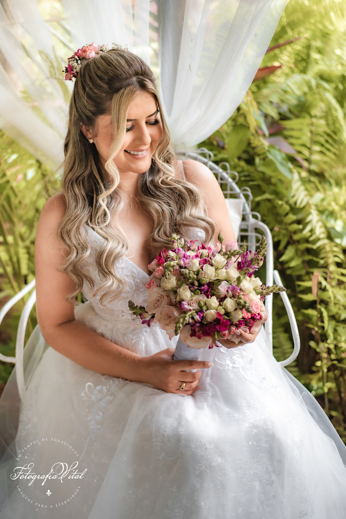 casamento_microwedding_shuibrasil_pureza_riograndedonorte_campo_arlivre_álbum_de_casamento _Álbum fora da box. Na capa vemos uma foto do casal na saída do casamento. Eles sorriem entre as pétalas de rosas jogadas pelos convidados.
