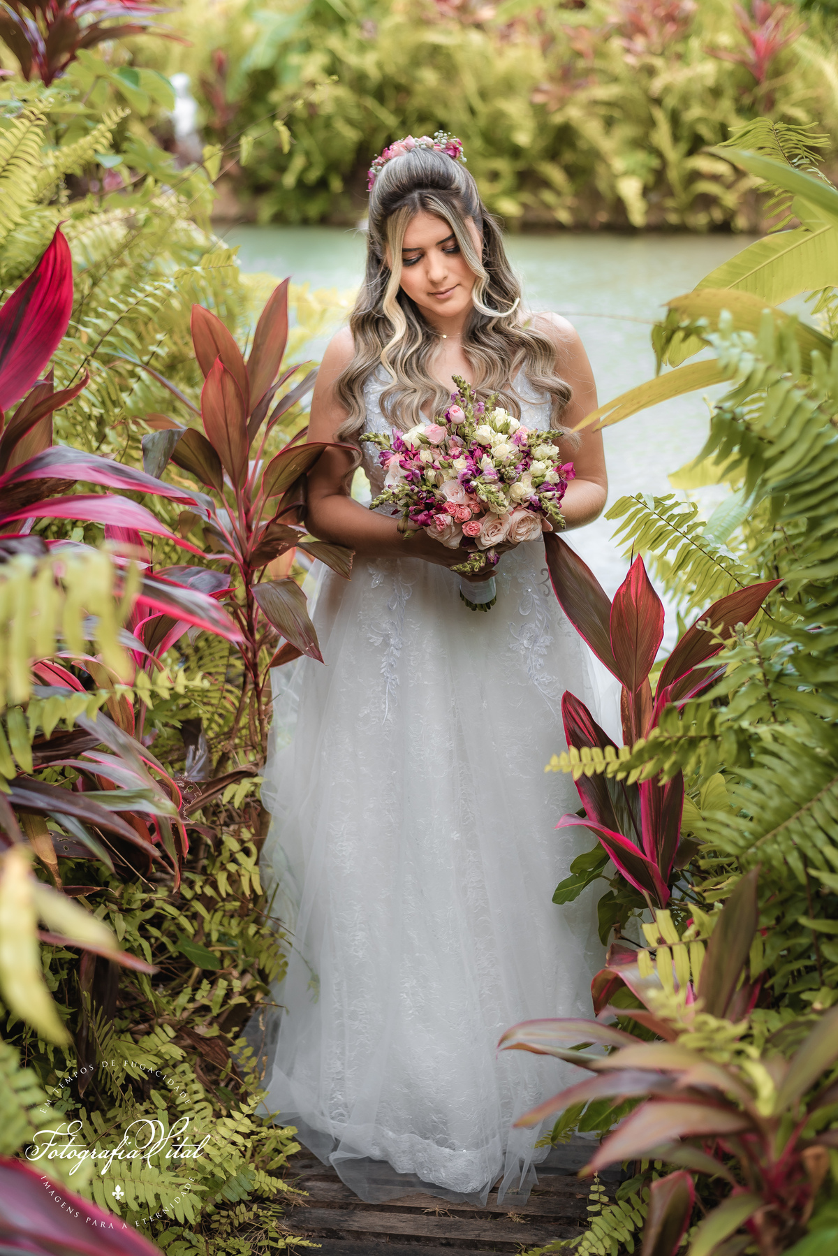 casamento_microwedding_shuibrasil_pureza_riograndedonorte_campo_arlivre_álbum_de_casamento _Álbum fora da box. Na capa vemos uma foto do casal na saída do casamento. Eles sorriem entre as pétalas de rosas jogadas pelos convidados.
