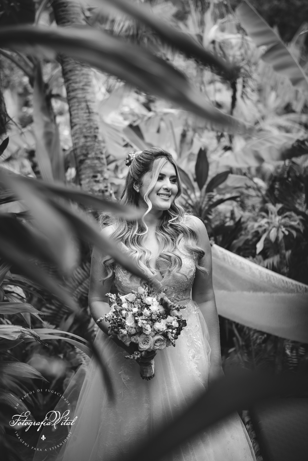 casamento_microwedding_shuibrasil_pureza_riograndedonorte_campo_arlivre_álbum_de_casamento _Álbum fora da box. Na capa vemos uma foto do casal na saída do casamento. Eles sorriem entre as pétalas de rosas jogadas pelos convidados.