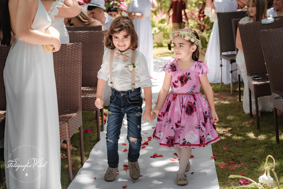 casamento_microwedding_shuibrasil_pureza_riograndedonorte_campo_arlivre_álbum_de_casamento _Álbum fora da box. Na capa vemos uma foto do casal na saída do casamento. Eles sorriem entre as pétalas de rosas jogadas pelos convidados.