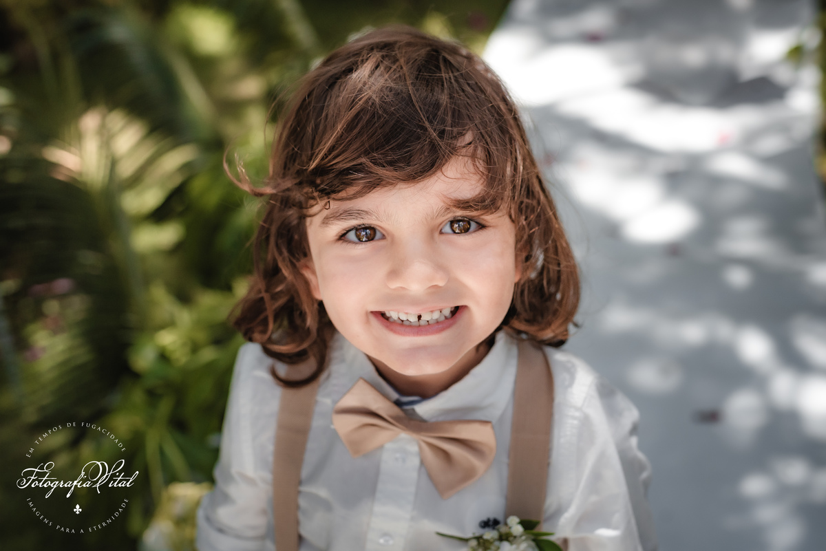 casamento_microwedding_shuibrasil_pureza_riograndedonorte_campo_arlivre_álbum_de_casamento _Álbum fora da box. Na capa vemos uma foto do casal na saída do casamento. Eles sorriem entre as pétalas de rosas jogadas pelos convidados.