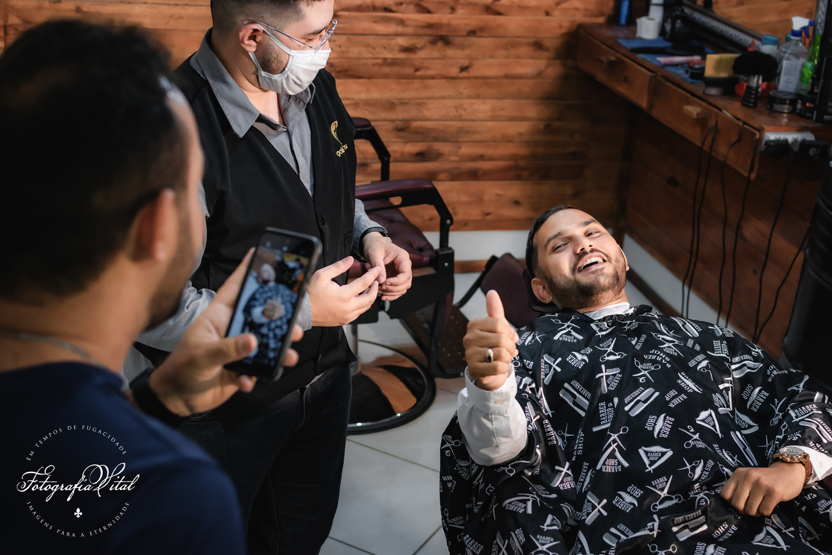 casamento_microwedding_shuibrasil_pureza_riograndedonorte_campo_arlivre_álbum_de_casamento _Álbum fora da box. Na capa vemos uma foto do casal na saída do casamento. Eles sorriem entre as pétalas de rosas jogadas pelos convidados.