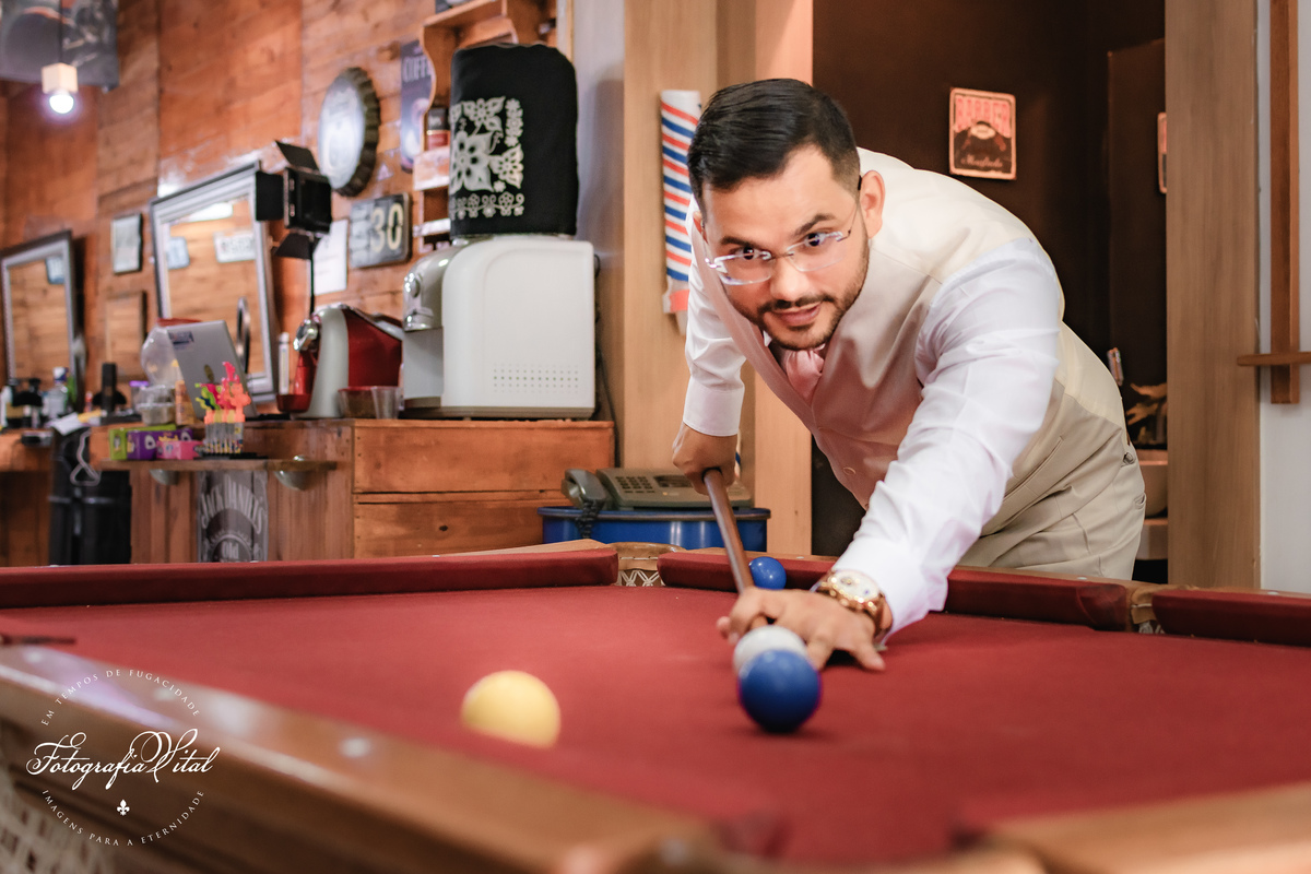 casamento_microwedding_shuibrasil_pureza_riograndedonorte_campo_arlivre_álbum_de_casamento _Álbum fora da box. Na capa vemos uma foto do casal na saída do casamento. Eles sorriem entre as pétalas de rosas jogadas pelos convidados.