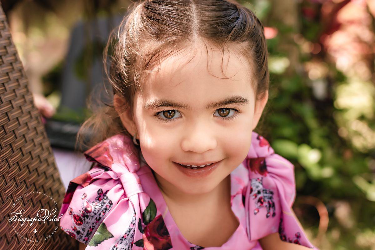 casamento_microwedding_shuibrasil_pureza_riograndedonorte_campo_arlivre_álbum_de_casamento _Álbum fora da box. Na capa vemos uma foto do casal na saída do casamento. Eles sorriem entre as pétalas de rosas jogadas pelos convidados.