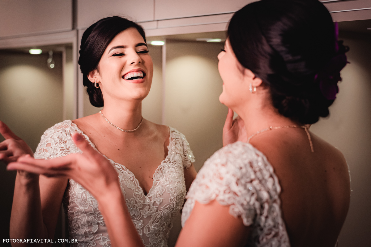 Estúdio Pontes - Natal - RN - Pronta para casar, a noiva olha-se para o espelho e gargalha de bem com a vida.