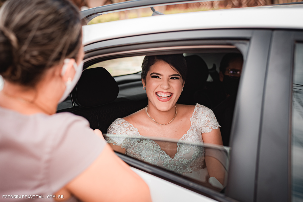 Fazenda Real III - Macaíba - RN - A noiva está dentro do carro olhando e sorrindo para a cerimonialista Luciana Barros.