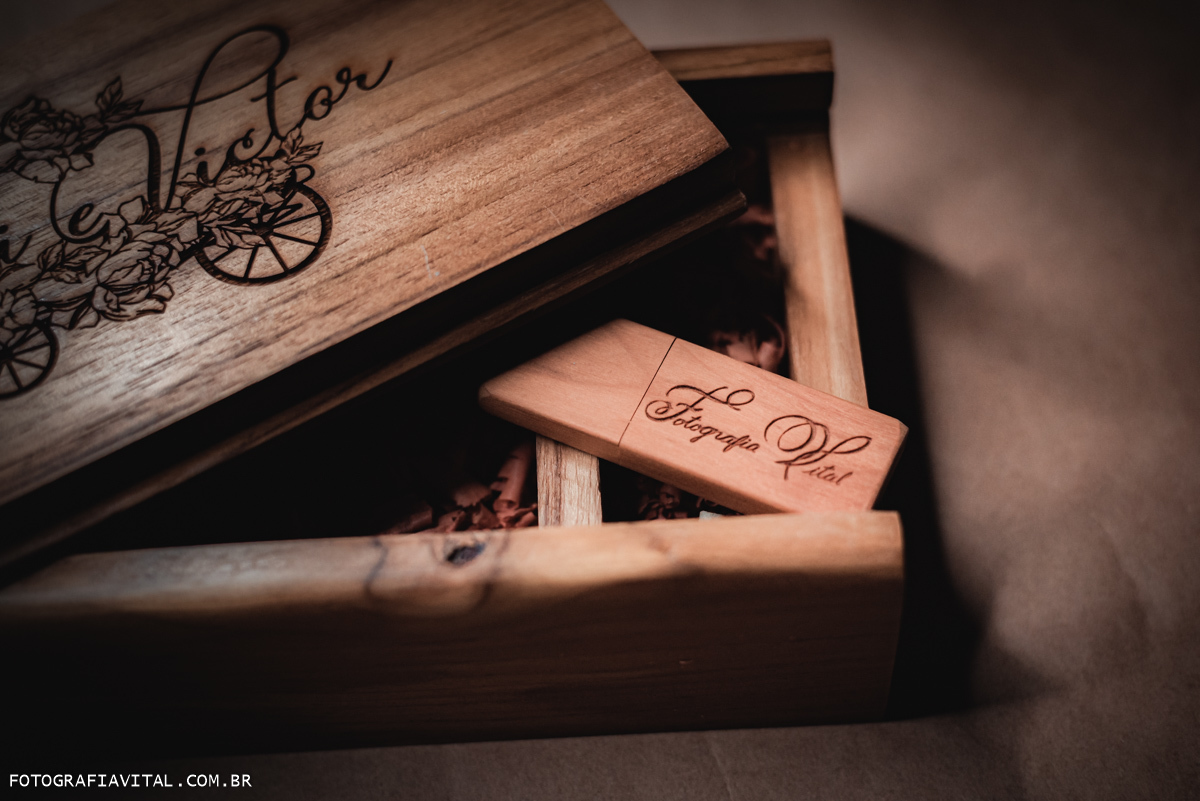 Caixa de Madeira Teca, com pendrive e gravação à laser - Natal - RN