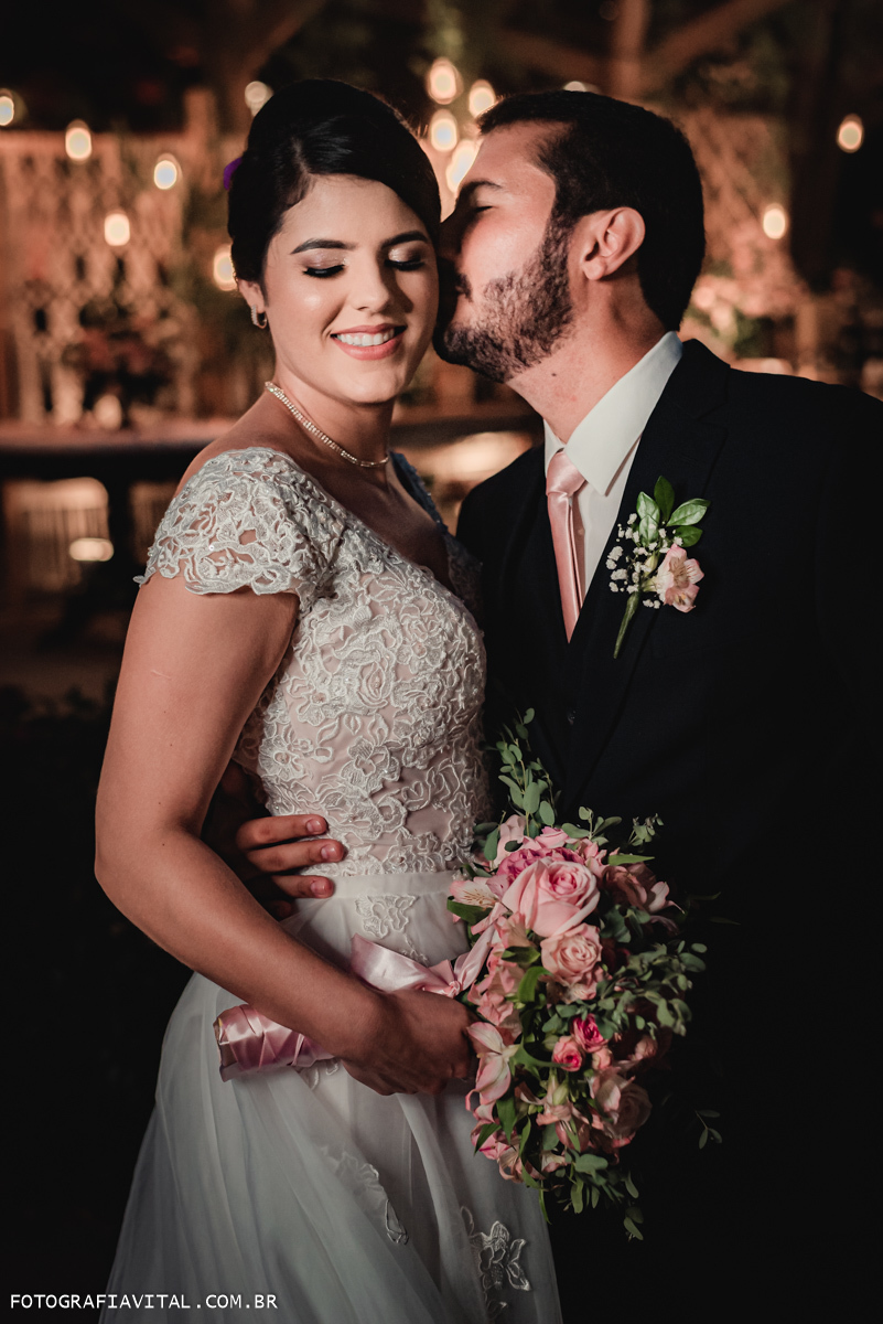 Fazenda Real III - Macaíba - RN - Foto de detalhe do casal. Ela sorri enquanto ele beija o seu rosto.