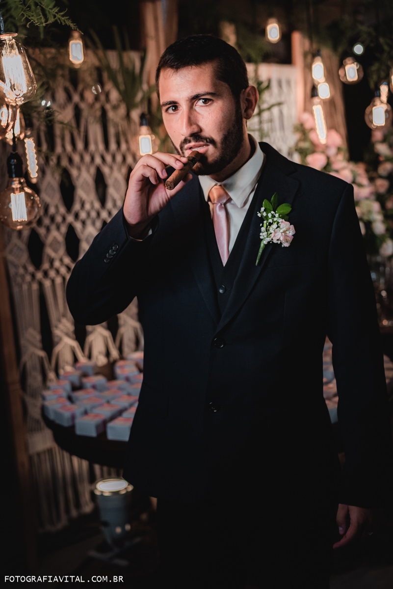 Fazenda Real III - Macaíba - RN - Retrato do noivo em meio a decoração fumando um charuto.