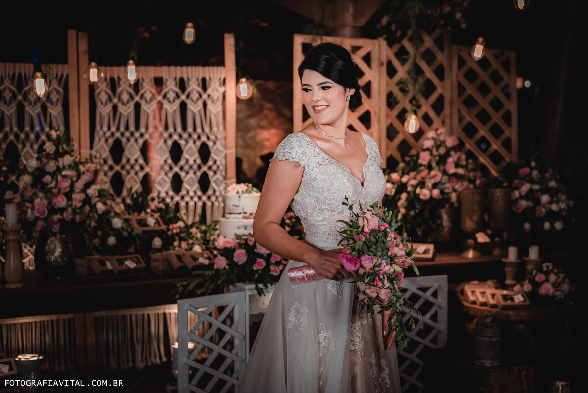 Fazenda Real III - Macaíba - RN - Foto da noiva sorrindo em meio a decoração.