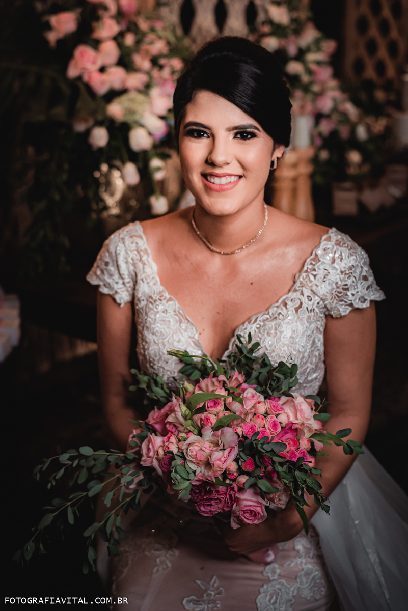 Fazenda Real III - Macaíba - RN - Retrato da noiva sentada, segurando o buquê e olhando para a lente sorrindo.