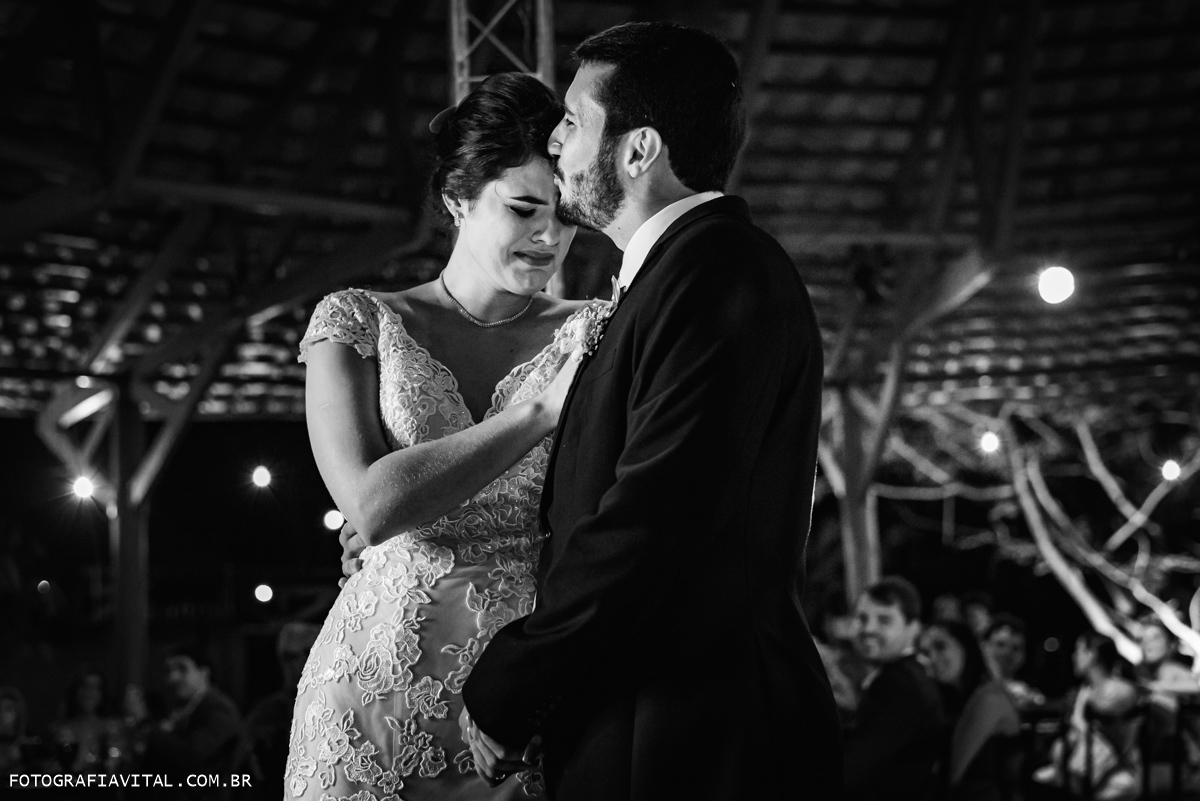 Fazenda Real III - Macaíba - RN - Momento de emoção. A noiva chora emocionada, enquanto o noivo a abraça e beija a sua testa. 