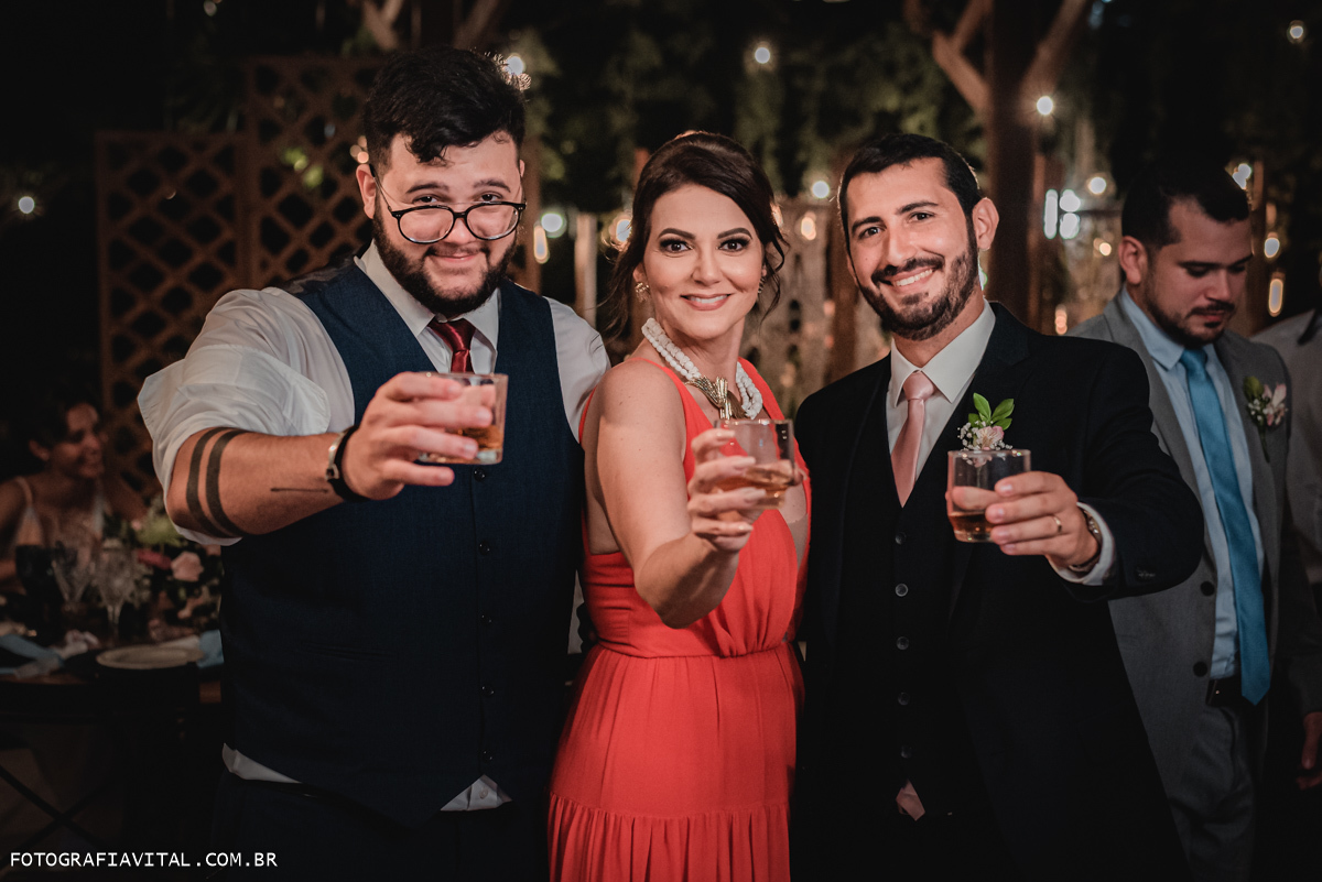 Fazenda Real III - Macaíba - RN - O noivo, o irmão da noiva e a mãe da noiva posam para a foto fazendo um brinde com copos de whisky
