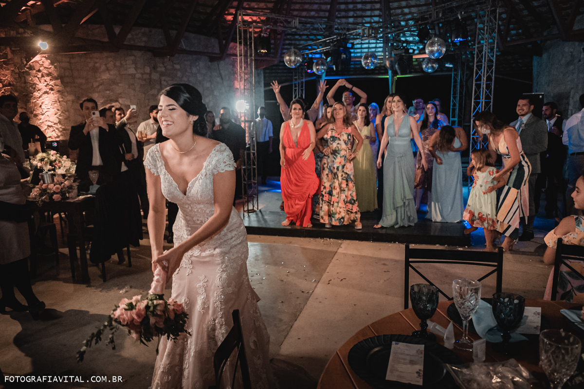 Fazenda Real III - Macaíba - RN - Momento do buquê. Na pista de dança as convidadas aguardam eufóricas enquanto a noivaameaça jogar o buquê.