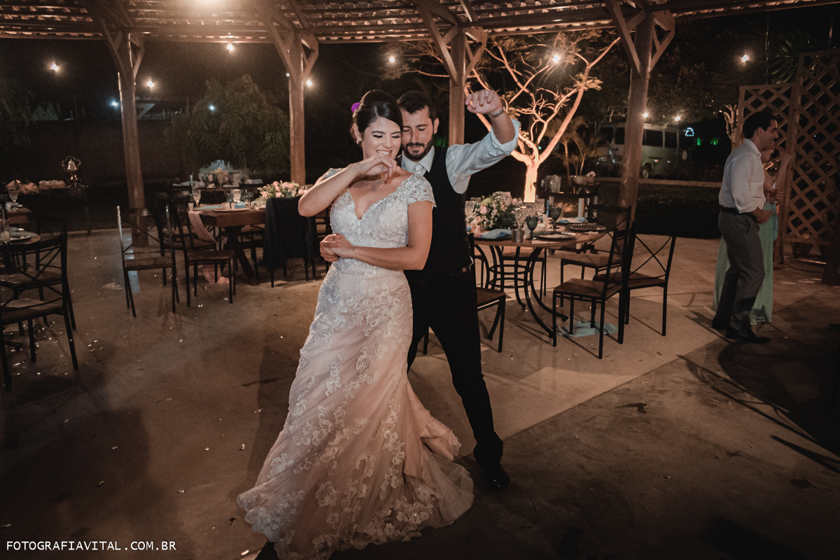 Fazenda Real III - Macaíba - RN - Noivos dançando sozinhos no fim da festa com muita animação.