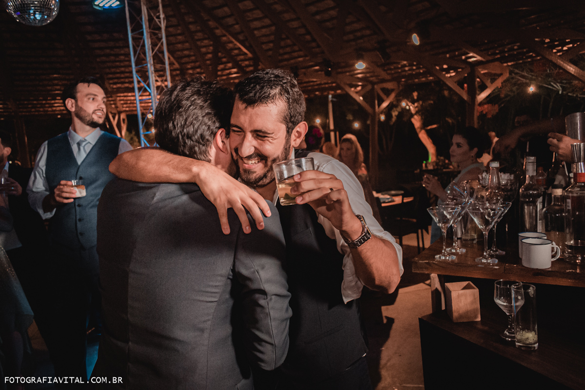 Fazenda Real III - Macaíba - RN - O noivo abraça um dos convidados segurando um copo de whisky. Aparenta estar bem animado.