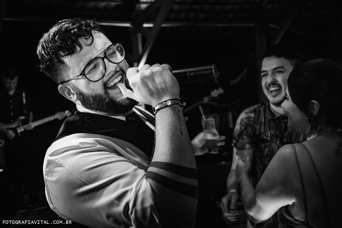 Fazenda Real III - Macaíba - RN - O rimão da noiva tomou o microfone do cantor e está cantando, enquanto o cantor Robson paiva dança com a mãe da noiva.