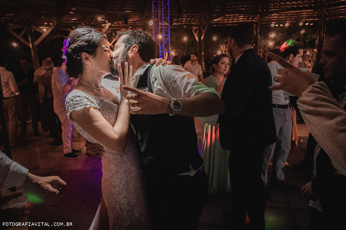 Fazenda Real III - Macaíba - RN - Em meio a festa o casal se beija.