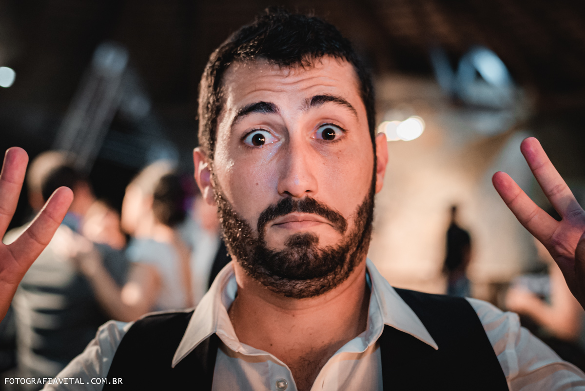 Fazenda Real III - Macaíba - RN - Rendido! O Noivo está olhando para a lente com as mãos para o alto e os olhos arregalados como se a câmera fosse uma arma.