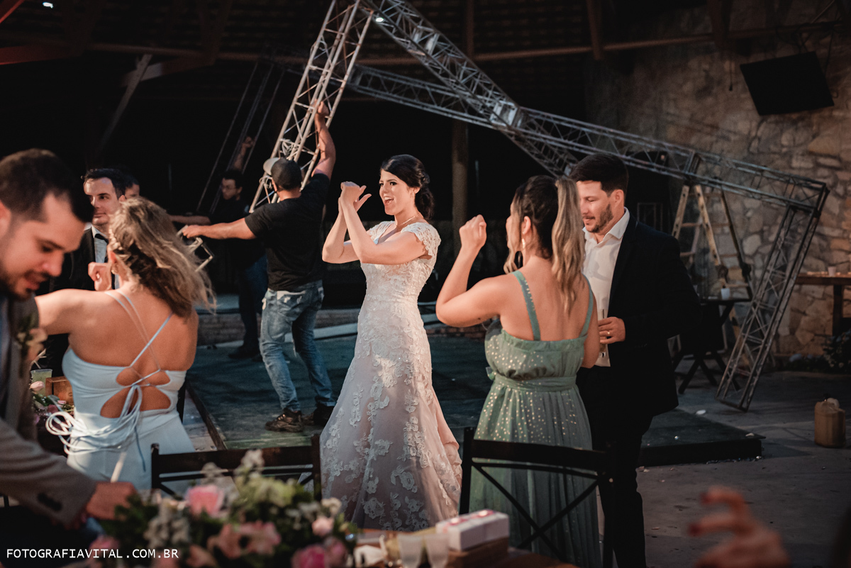 Fazenda Real III - Macaíba - RN - Fim de festa. Enquanto os profissionais desmontam a estrutura da festa a noiva e os convidados ainda dançam fora da pista. A festa ainda não acabou para eles.