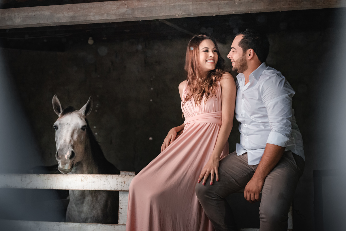 Ensaio de Csal com cavalos, ensaio de casal na fazenda, prewedding, casamento, fotografoemnatal, ensaio de casal em ceará-mim