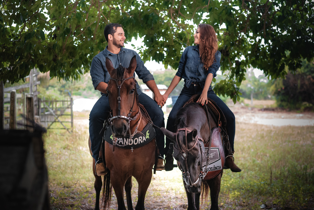 Ensaio de Csal com cavalos, ensaio de casal na fazenda, prewedding, casamento, fotografoemnatal, ensaio de casal em ceará-mim