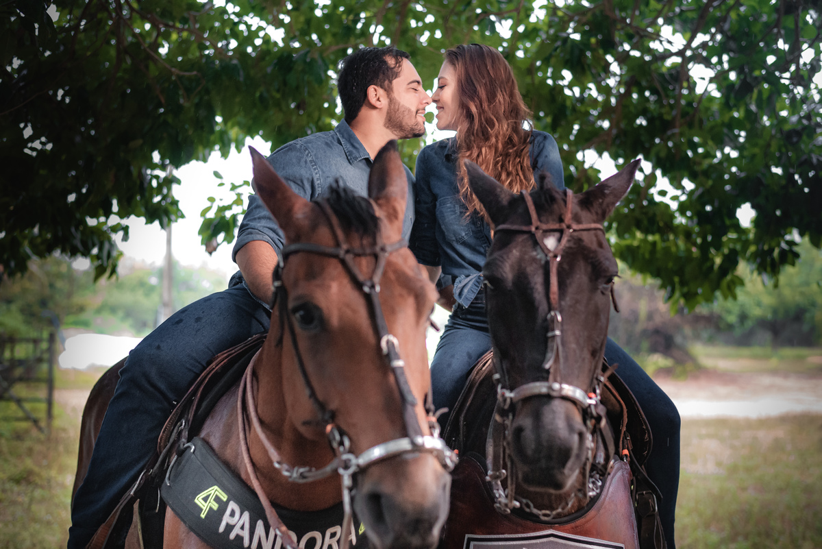 Ensaio de Csal com cavalos, ensaio de casal na fazenda, prewedding, casamento, fotografoemnatal, ensaio de casal em ceará-mim