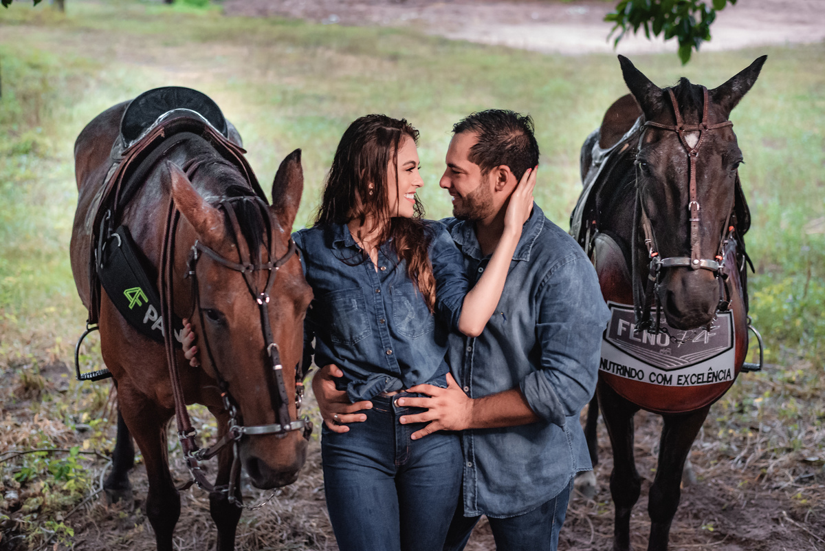 Ensaio de Csal com cavalos, ensaio de casal na fazenda, prewedding, casamento, fotografoemnatal, ensaio de casal em ceará-mim