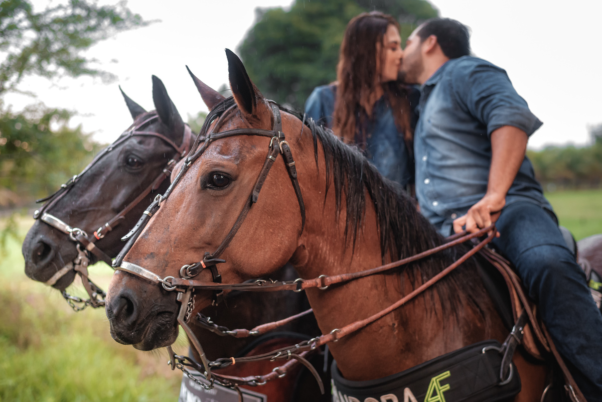 Ensaio de Csal com cavalos, ensaio de casal na fazenda, prewedding, casamento, fotografoemnatal, ensaio de casal em ceará-mim