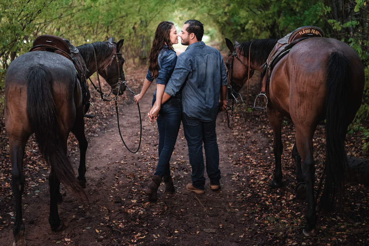 Ensaio de Csal com cavalos, ensaio de casal na fazenda, prewedding, casamento, fotografoemnatal, ensaio de casal em ceará-mim