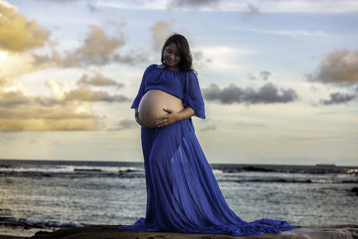 foto da mãe que segura que contempla a sua cria.