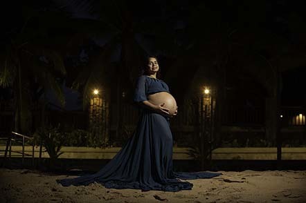 Foto entre os candelabros de um casarão. 