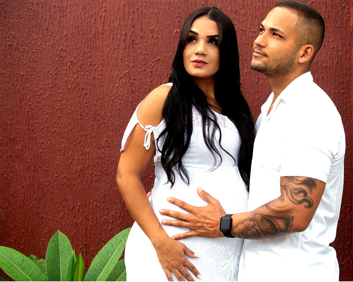 Foto na rua. Aproveitei a textura vermelha, combinado com verde, e contrastando com a roupa branca do casal