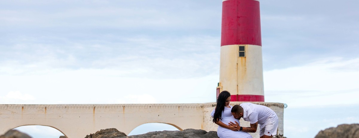 Foto te Beijo no Farol. O jeito no filho ao fundo o Farol iluminando esse momento.