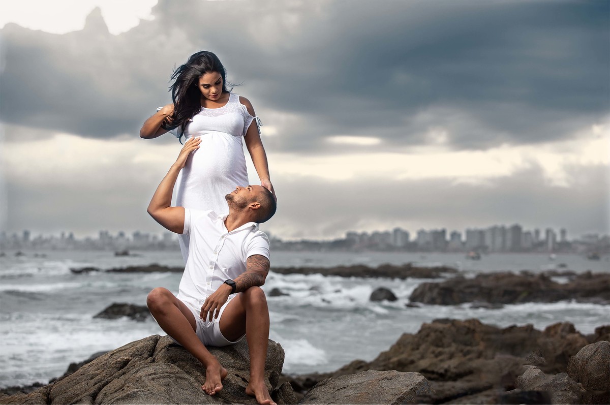 Foto forte, carregada de contrastes, com tons na escala de cinza. O cëu dramático em contraste com a leveza do casasl.