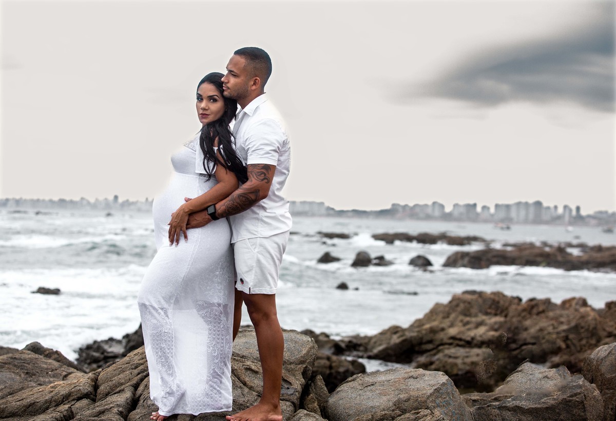 Foto que privilegia o casal e a paisagem da Orla Atlântica de Salvador