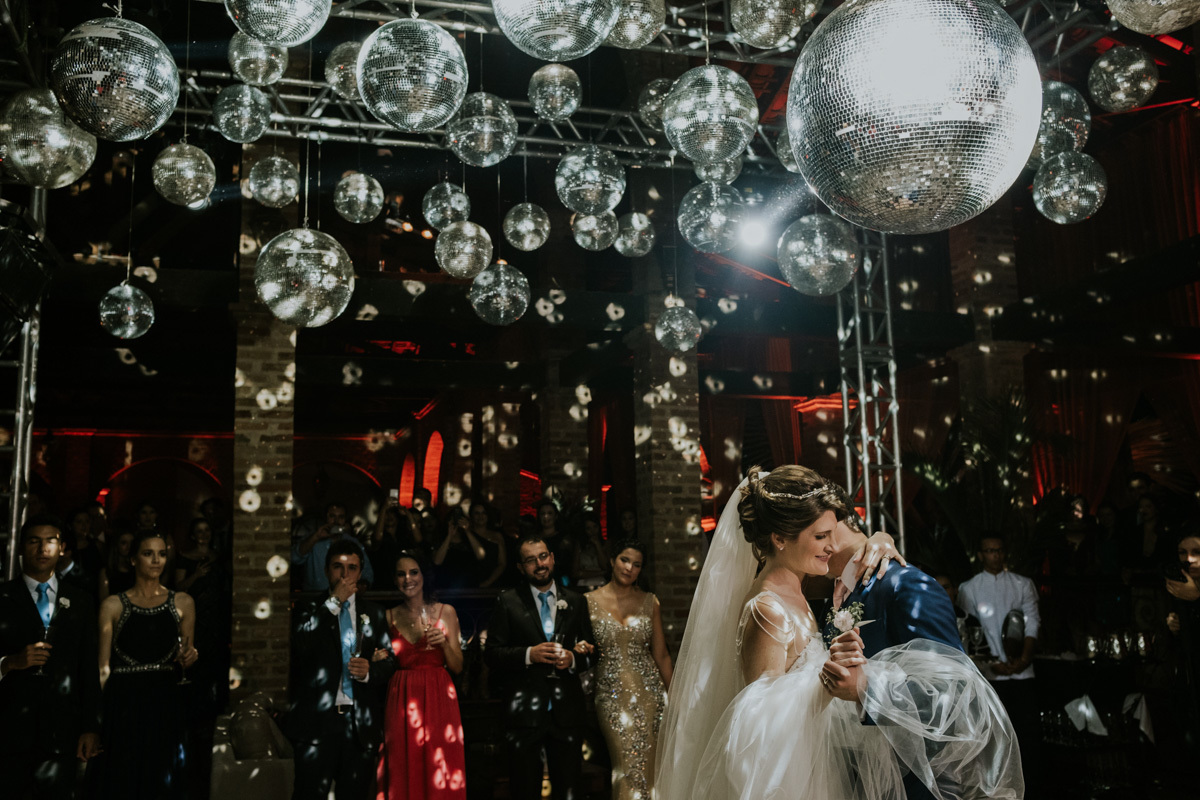 Festa de casamento no villa ricci mogi guaçu, dança dos noivos, balada festa super animada fotografia de momentos com o fotografo rafael serra de mogi guaçu, casamento de amanda e george