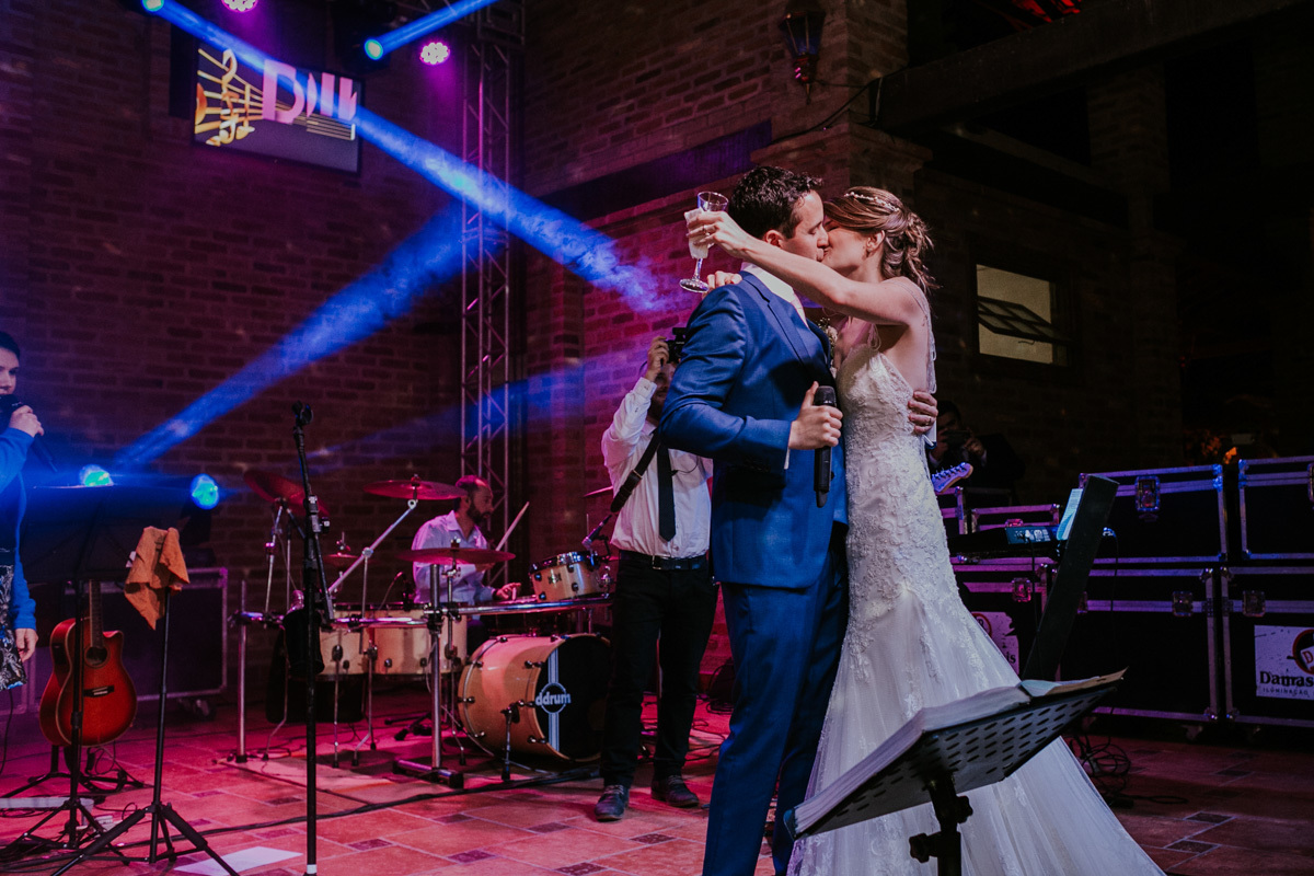 Festa de casamento no villa ricci mogi guaçu, dança dos noivos, balada festa super animada fotografia de momentos com o fotografo rafael serra de mogi guaçu, casamento de amanda e george