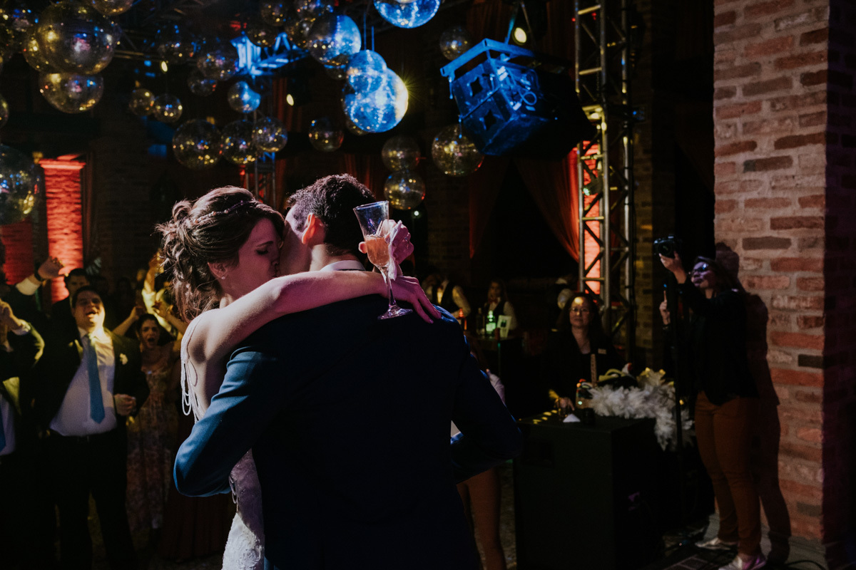 Festa de casamento no villa ricci mogi guaçu, dança dos noivos, balada festa super animada fotografia de momentos com o fotografo rafael serra de mogi guaçu, casamento de amanda e george