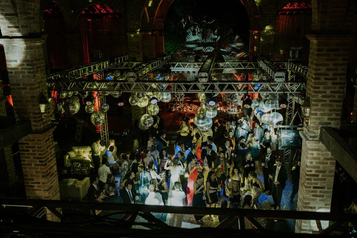 Festa de casamento no villa ricci mogi guaçu, dança dos noivos, balada festa super animada fotografia de momentos com o fotografo rafael serra de mogi guaçu, casamento de amanda e george