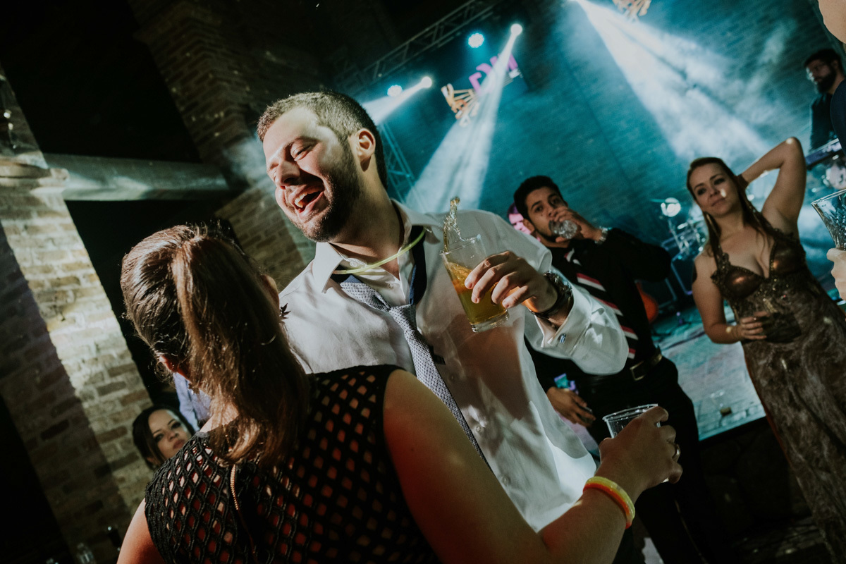 Festa de casamento no villa ricci mogi guaçu, dança dos noivos, balada festa super animada fotografia de momentos com o fotografo rafael serra de mogi guaçu, casamento de amanda e george