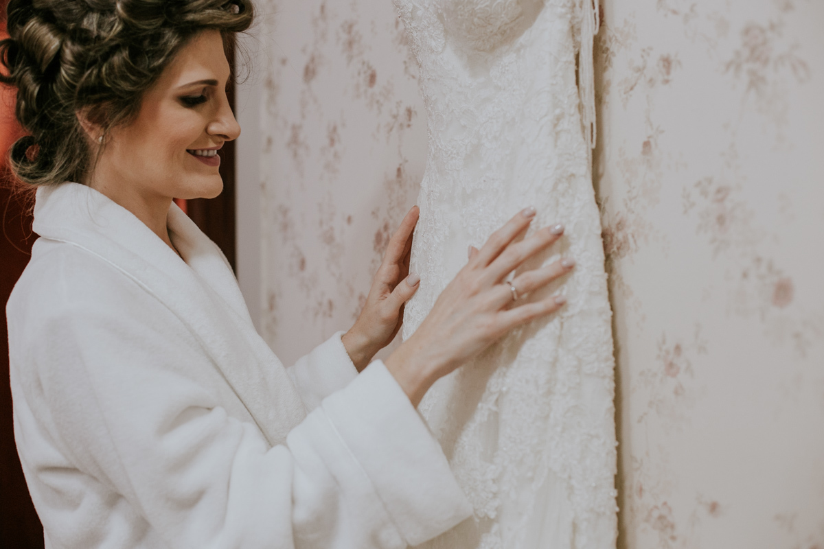 Making of da noiva, agape mogi guaçu, fotografia de casamento, rafael serra fotografo, fotografo em mogi guaçu, fotografia de momento, vestido de noiva, noiva olhando para o vestido do casamento com olhar apaixonado