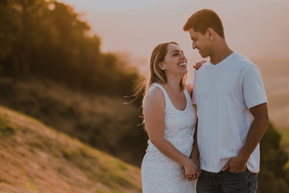 Ensaio pré casamento com um casal apaixonado fotos na natureza na montanha ensaio ao ar livre interior de são paulo fotografo rafael serra de mogi guaçu, rafael serra fotografia e cinema, fotos com emoção fotos espontâneas, fotografia de casamentos