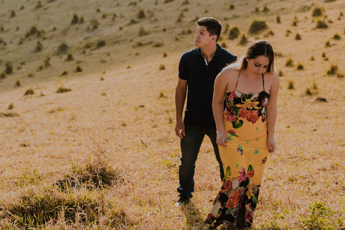 Ensaio pré casamento com um casal apaixonado fotos na natureza na montanha ensaio ao ar livre interior de são paulo fotografo rafael serra de mogi guaçu, rafael serra fotografia e cinema, fotos com emoção fotos espontâneas, fotografia de casamentos