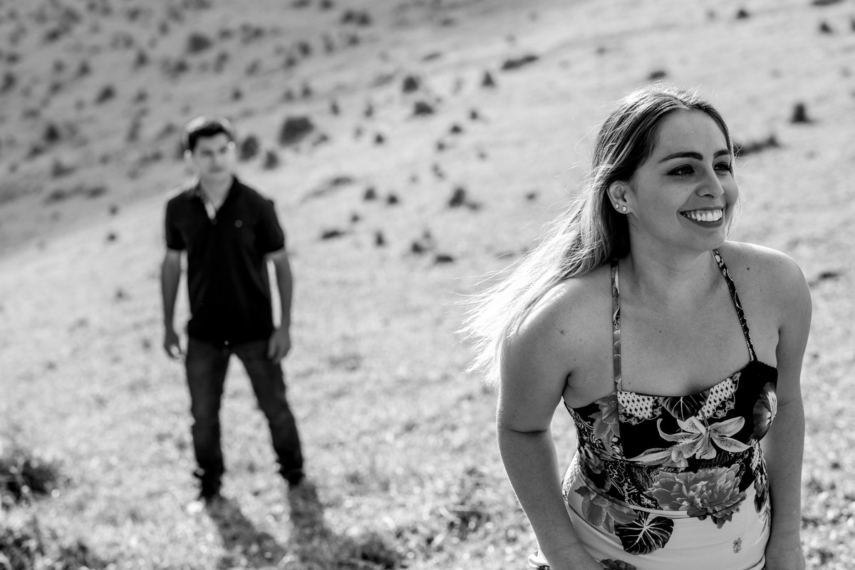 Ensaio pré casamento com um casal apaixonado fotos na natureza na montanha ensaio ao ar livre interior de são paulo fotografo rafael serra de mogi guaçu, rafael serra fotografia e cinema, fotos com emoção fotos espontâneas, fotografia de casamentos