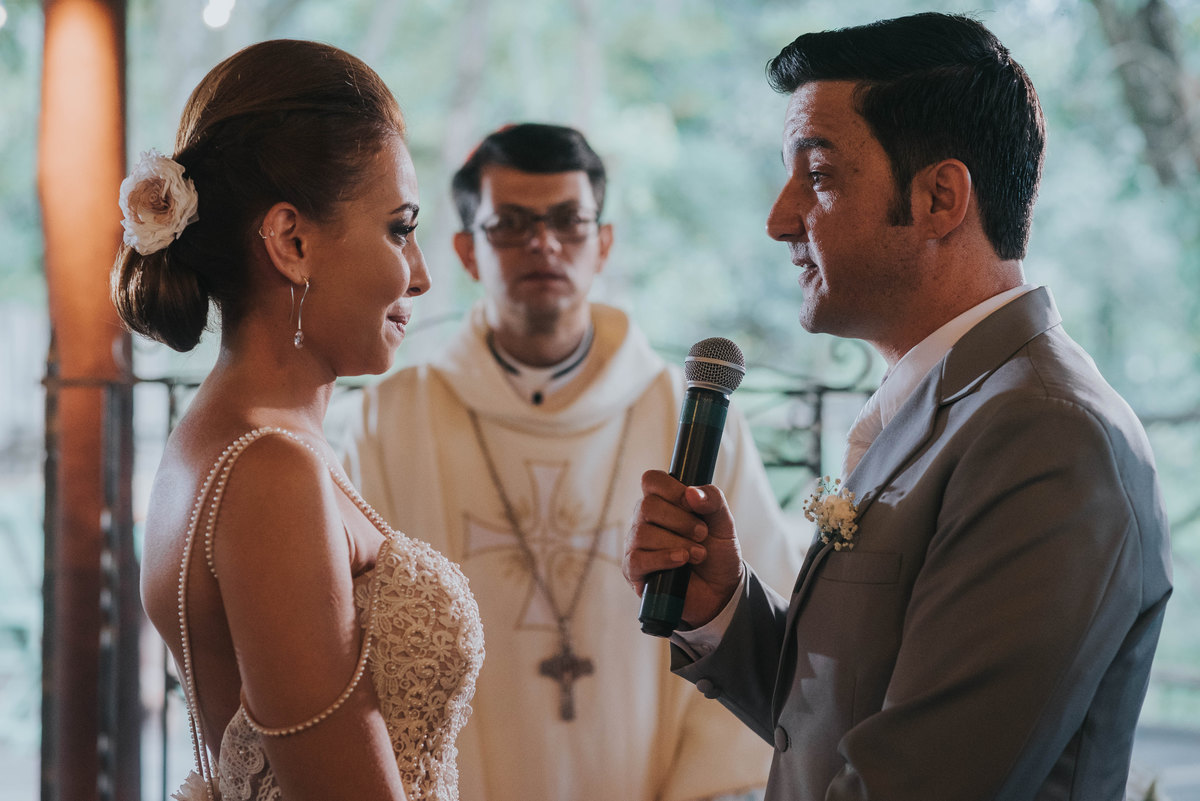 Casamento de Alexandre e Gabriela, casamento rustico, cerimonia emocionante, vestido de noiva com rendas terno cinza, rafael serra fotografia e cinema, fotografo em mogi guaçu, wedding photography