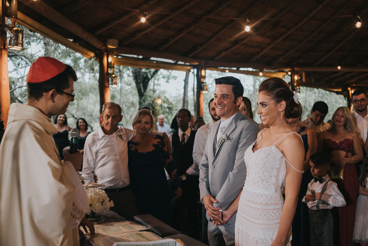 Casamento de Alexandre e Gabriela, casamento rustico, cerimonia emocionante, vestido de noiva com rendas terno cinza, rafael serra fotografia e cinema, fotografo em mogi guaçu, wedding photography