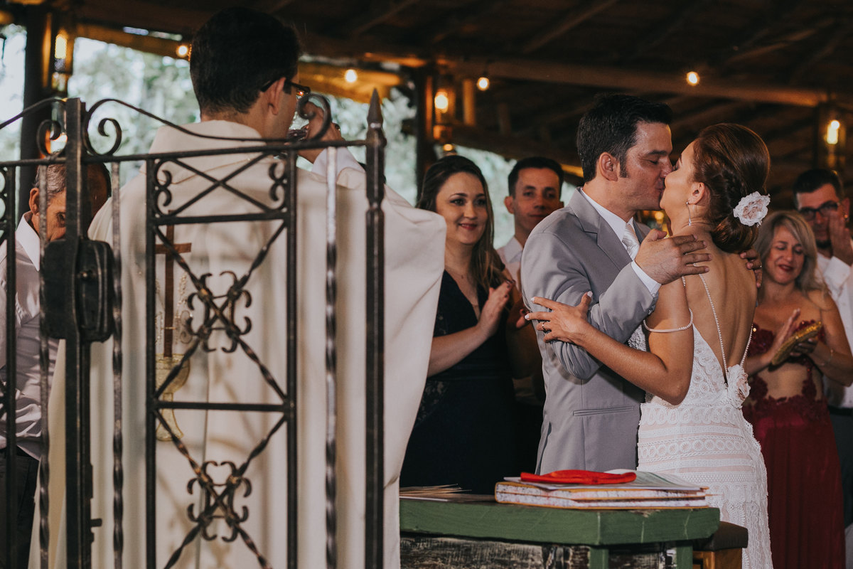 Casamento de Alexandre e Gabriela, casamento rustico, cerimonia emocionante, vestido de noiva com rendas terno cinza, rafael serra fotografia e cinema, fotografo em mogi guaçu, wedding photography