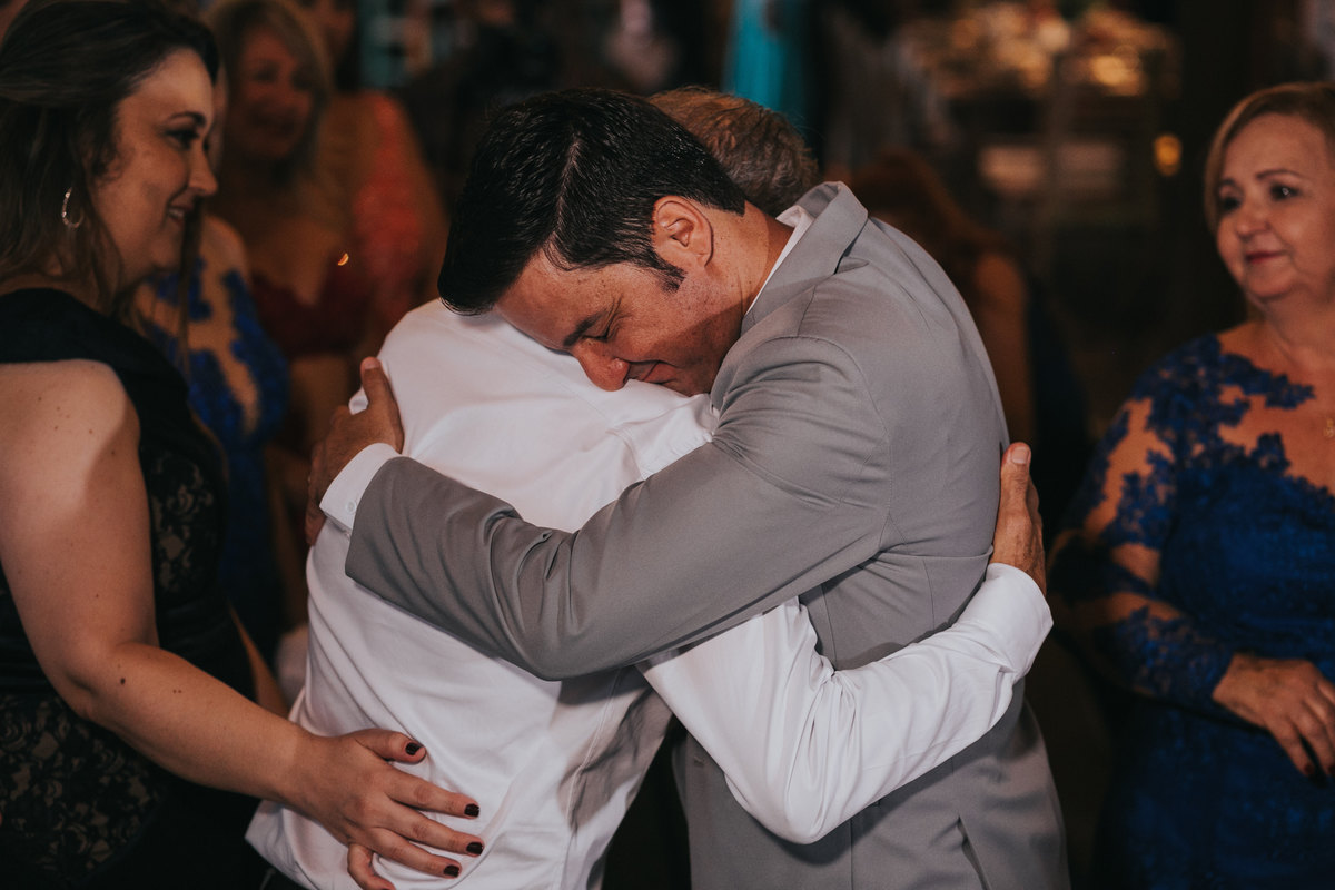 Casamento de Alexandre e Gabriela, casamento rustico, cerimonia emocionante, vestido de noiva com rendas terno cinza, rafael serra fotografia e cinema, fotografo em mogi guaçu, wedding photography